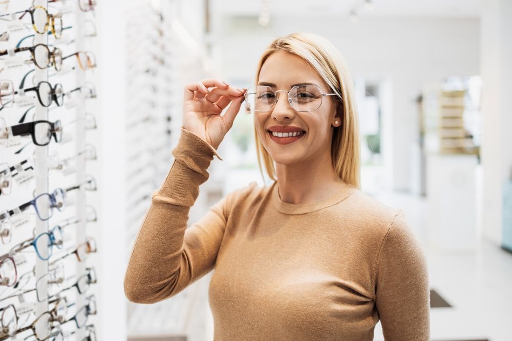 Girl wear eyeglasses